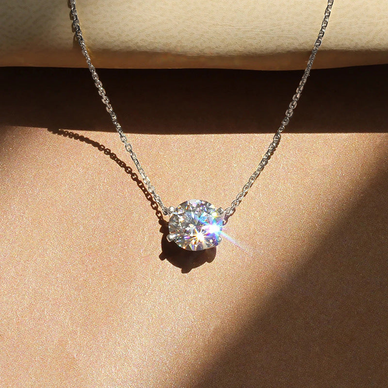 Four-claw solitaire pendant