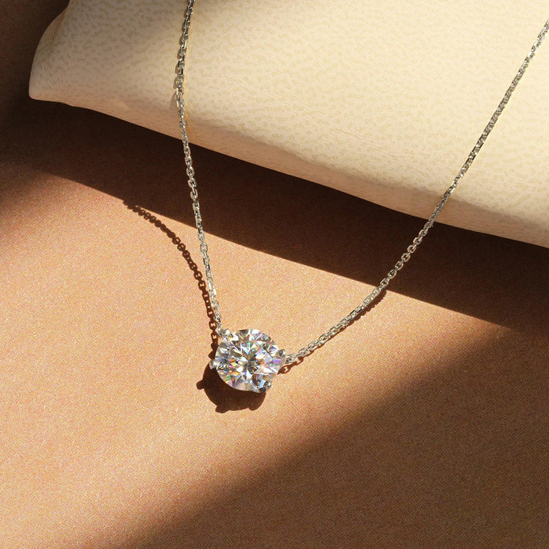 Four-claw solitaire pendant