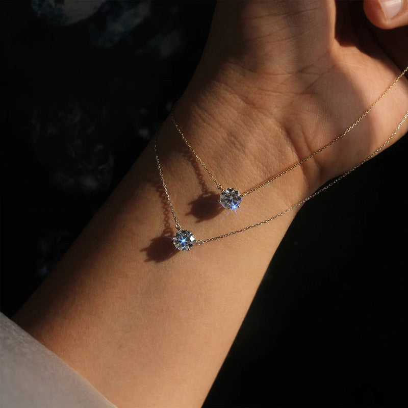 Four-claw solitaire pendant